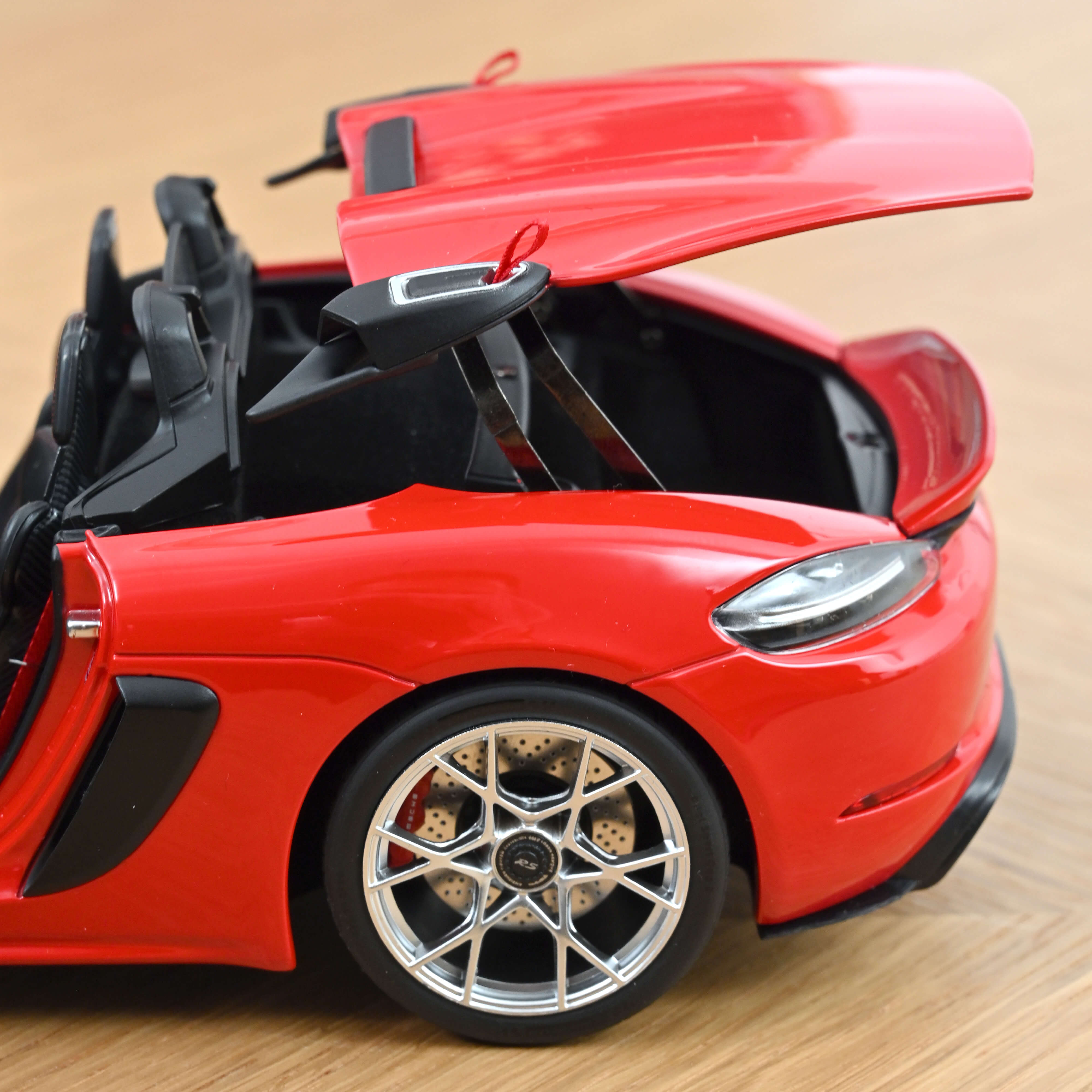 Norev Porsche 718 Spyder RS Guards Red-2023 1:18 Diecast Car 187271