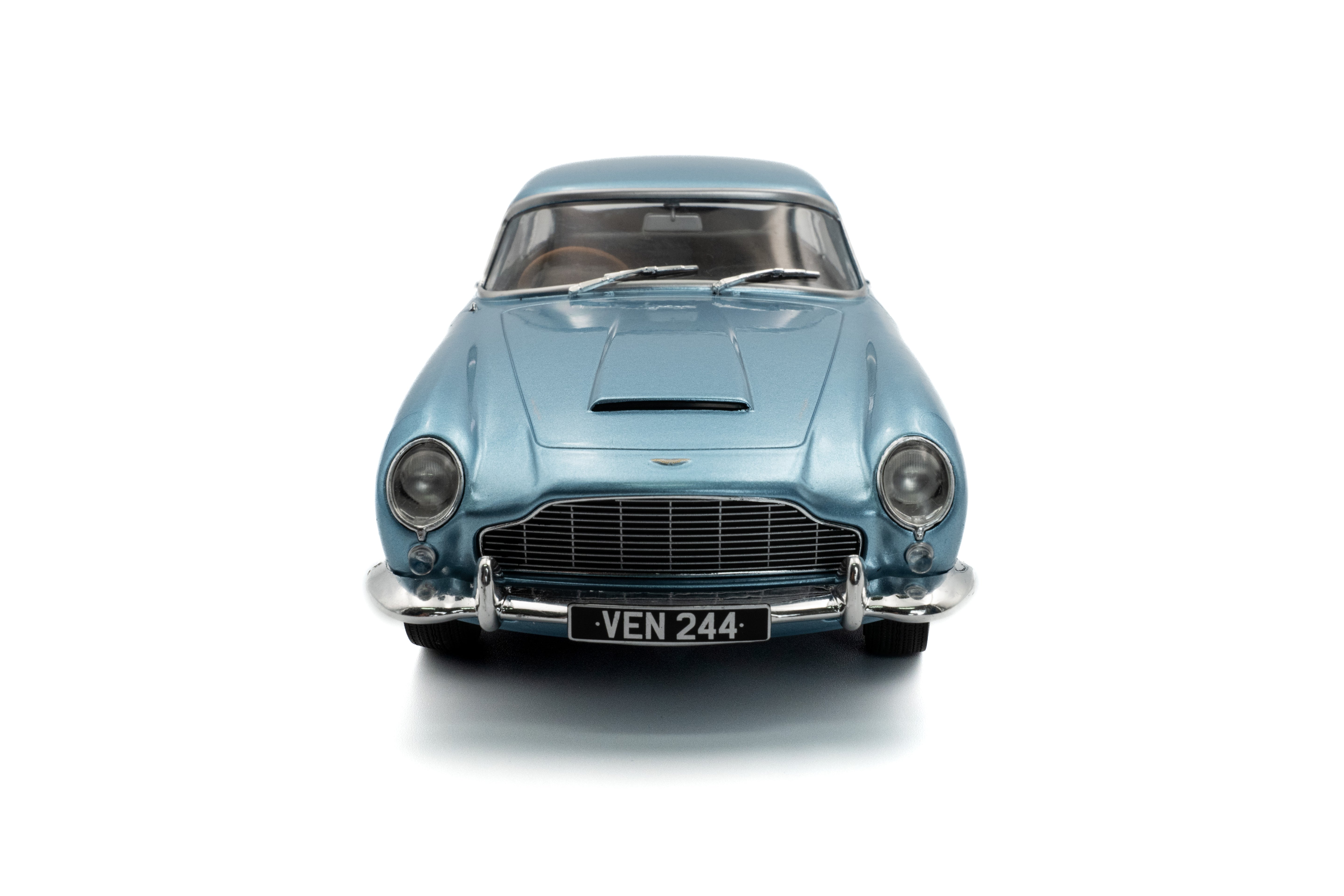 Solido Aston Martin DB5 Light Metallic Blue-1964 1:18 Diecast Car S1807104