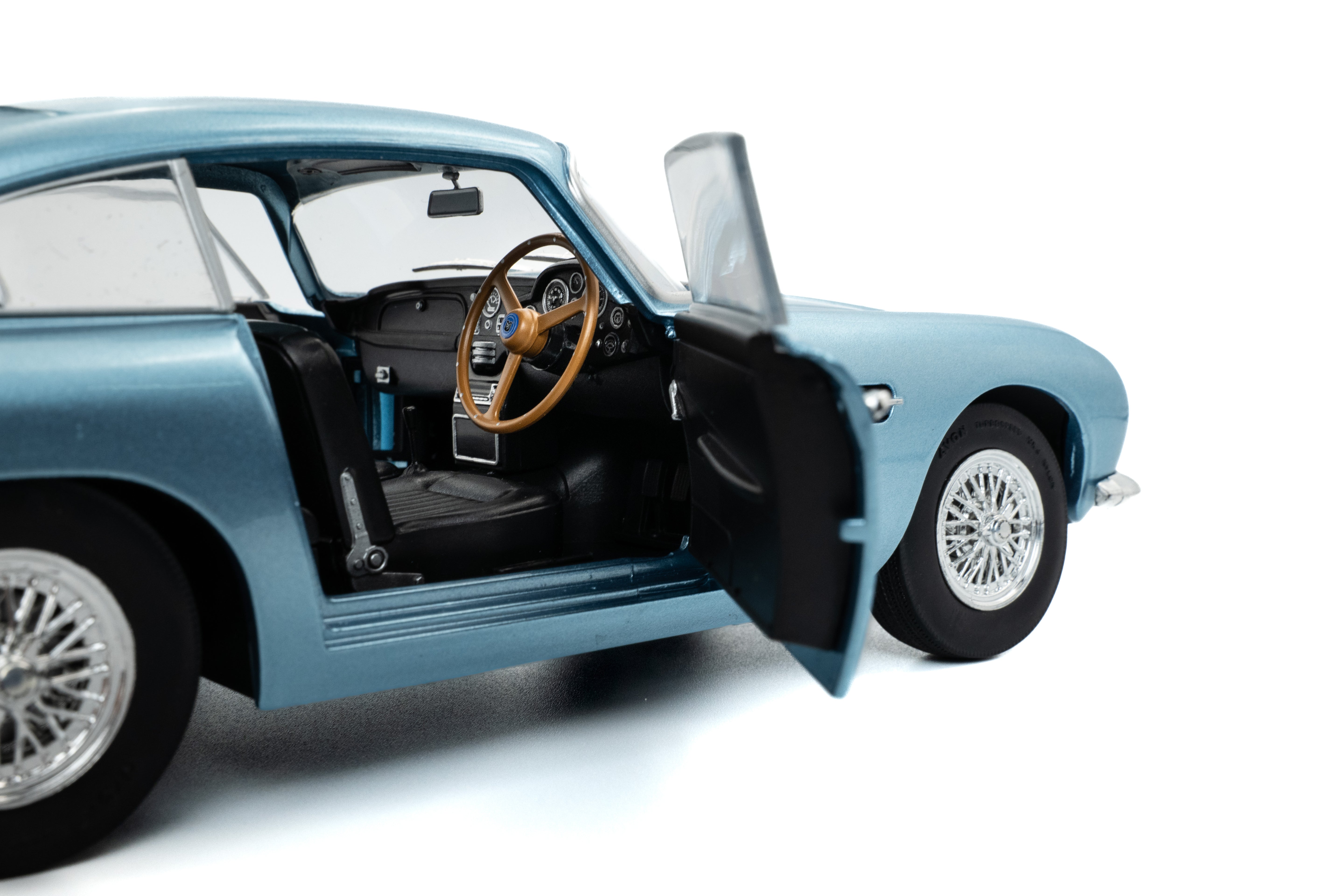 Solido Aston Martin DB5 Light Metallic Blue-1964 1:18 Diecast Car S1807104