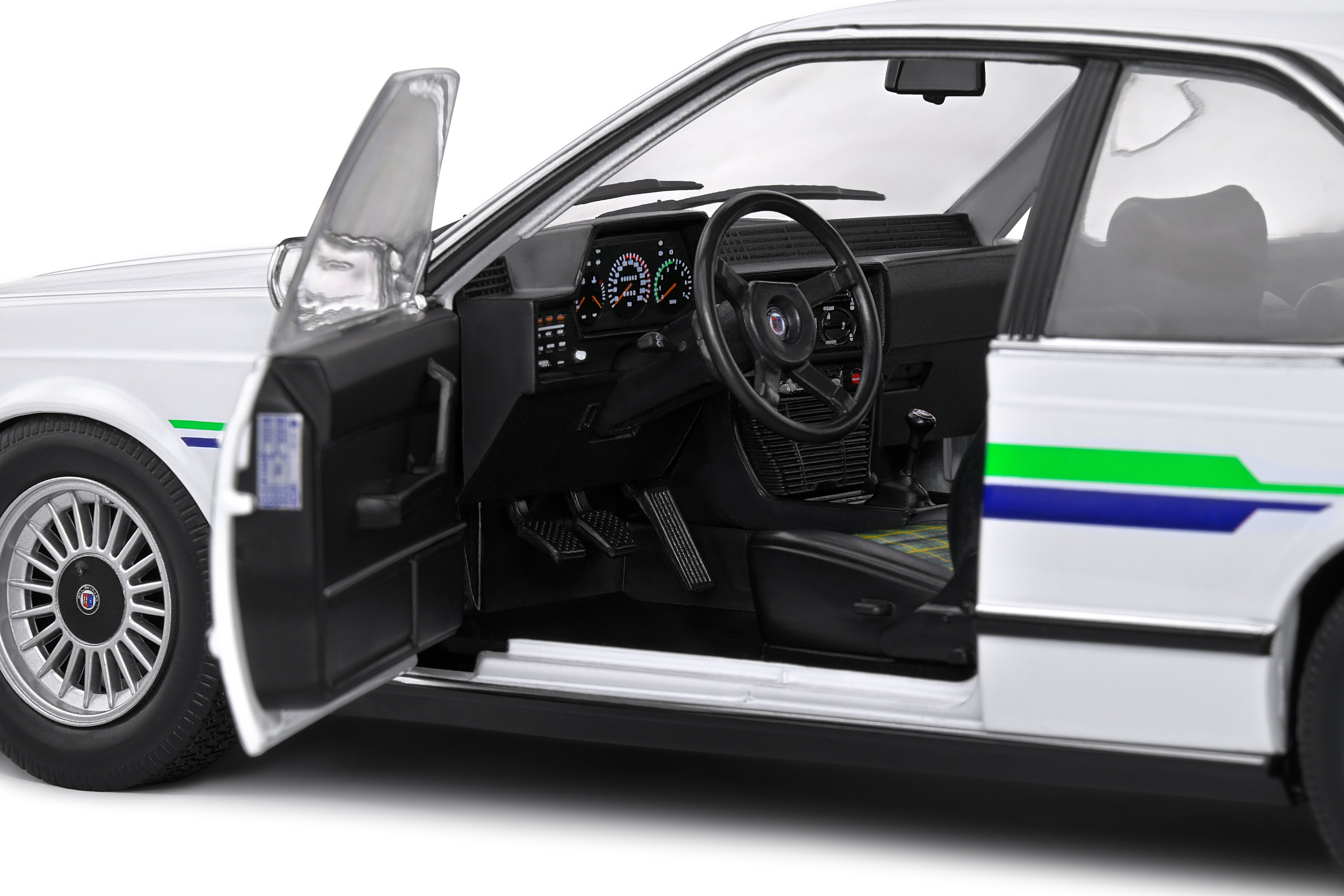 Solido BMW Alpina B7 Turbo (E24) – 1984 1:18 White Diecast Car S1810303