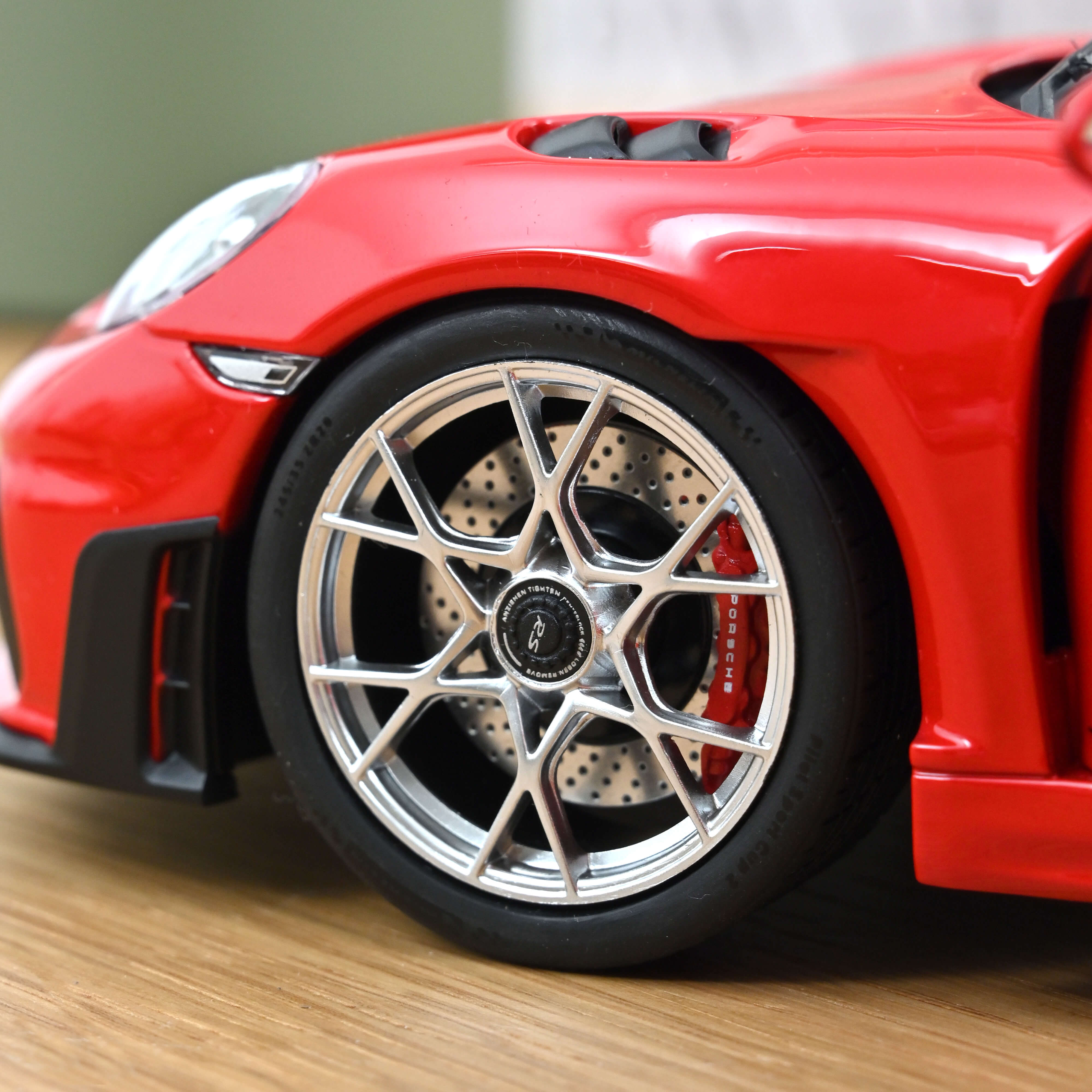 Norev Porsche 718 Spyder RS Guards Red-2023 1:18 Diecast Car 187271
