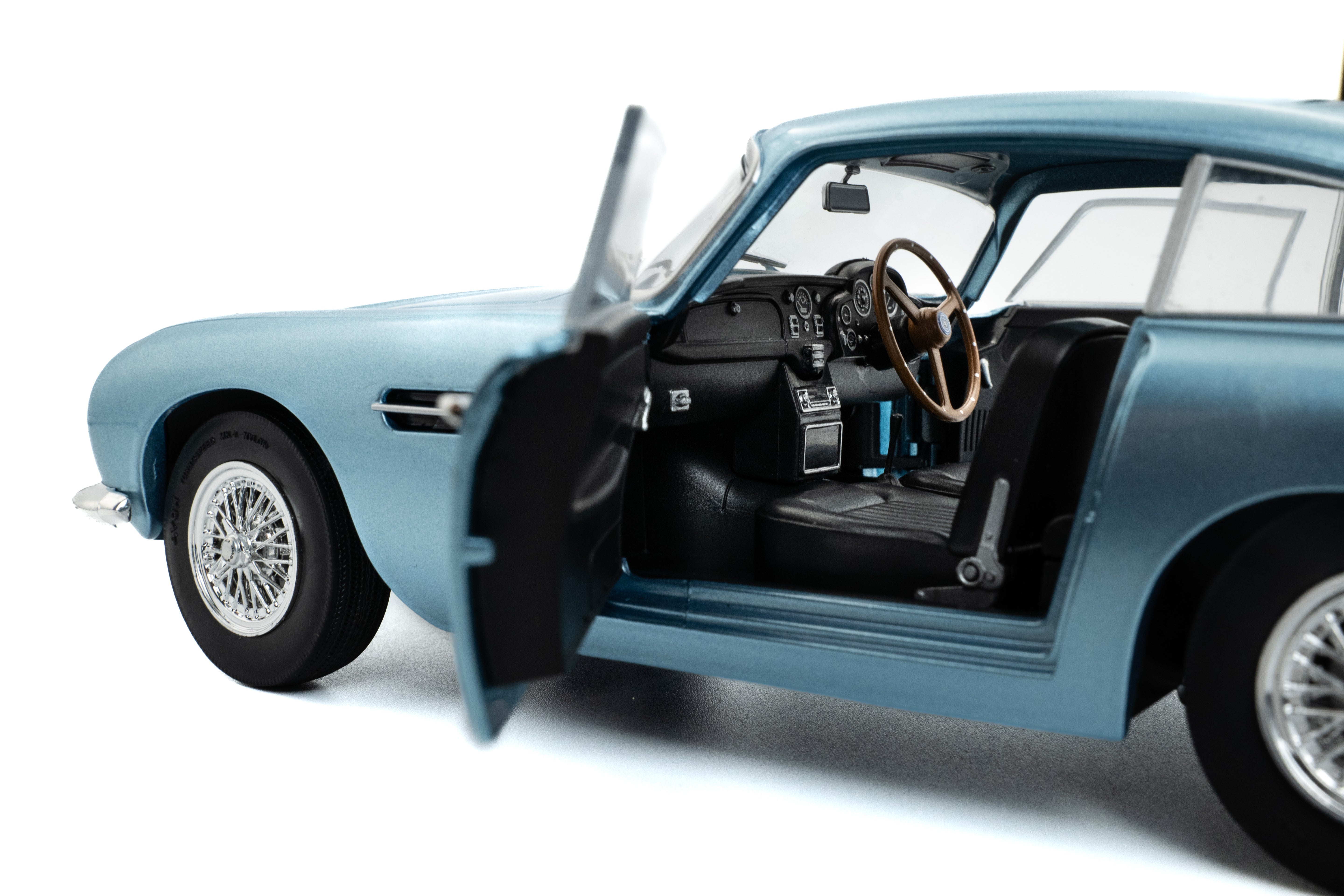 Solido Aston Martin DB5 Light Metallic Blue-1964 1:18 Diecast Car S1807104