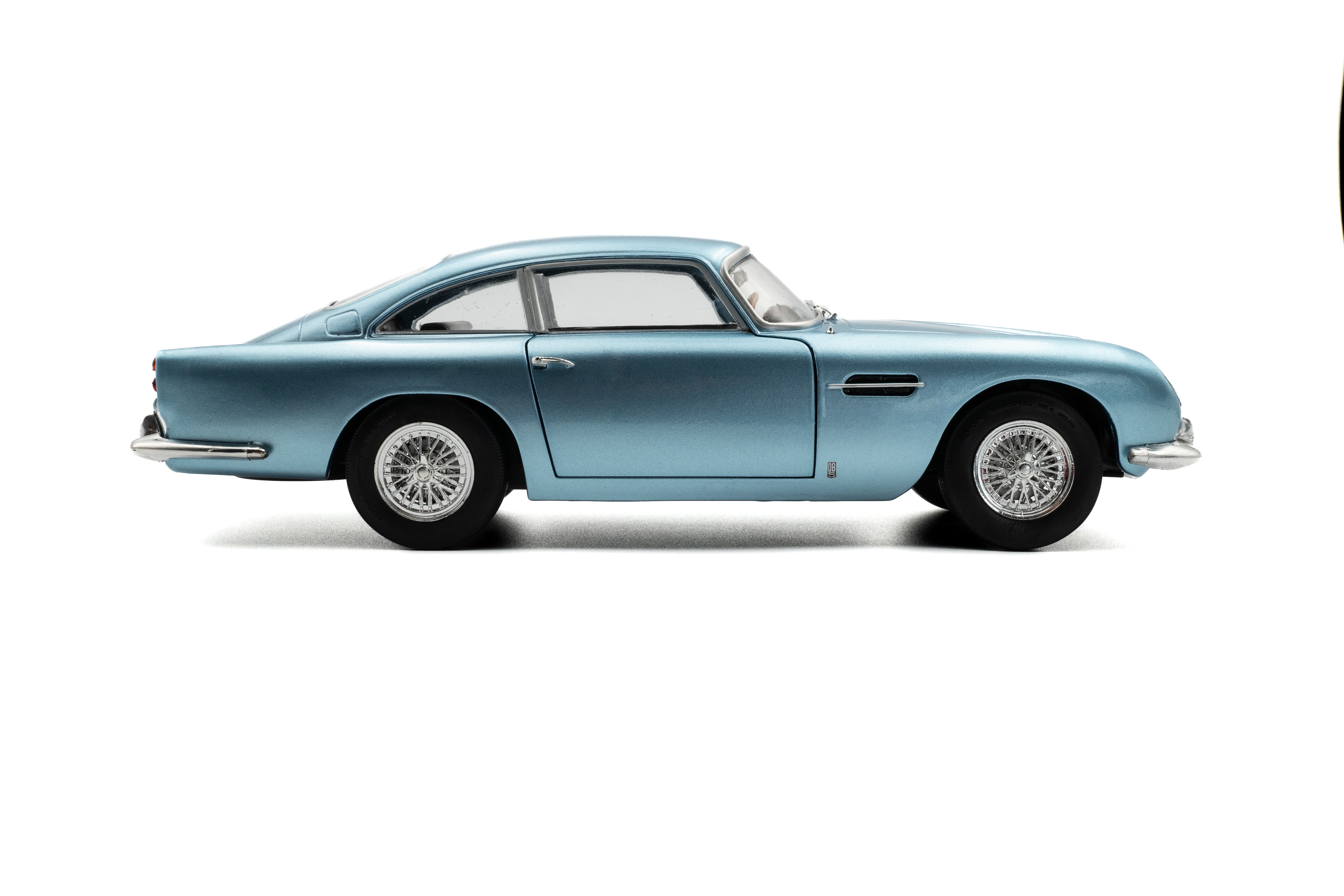 Solido Aston Martin DB5 Light Metallic Blue-1964 1:18 Diecast Car S1807104