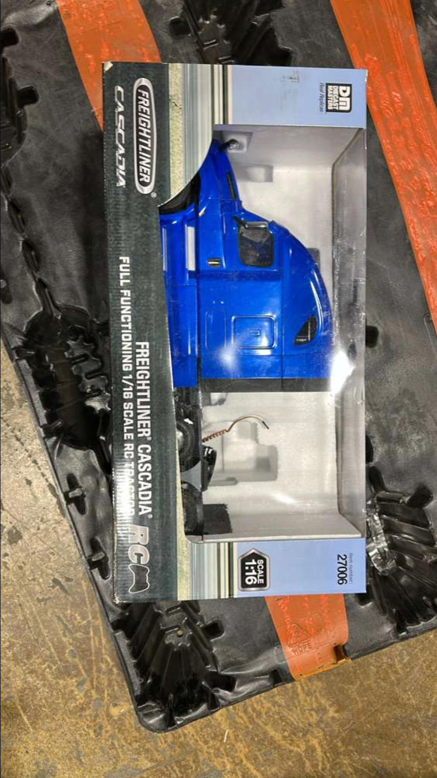 Diecast Masters 1:16 Freightliner Cascadia Truck Raised Roof Sleeper Cab Radio Control Toy 27006