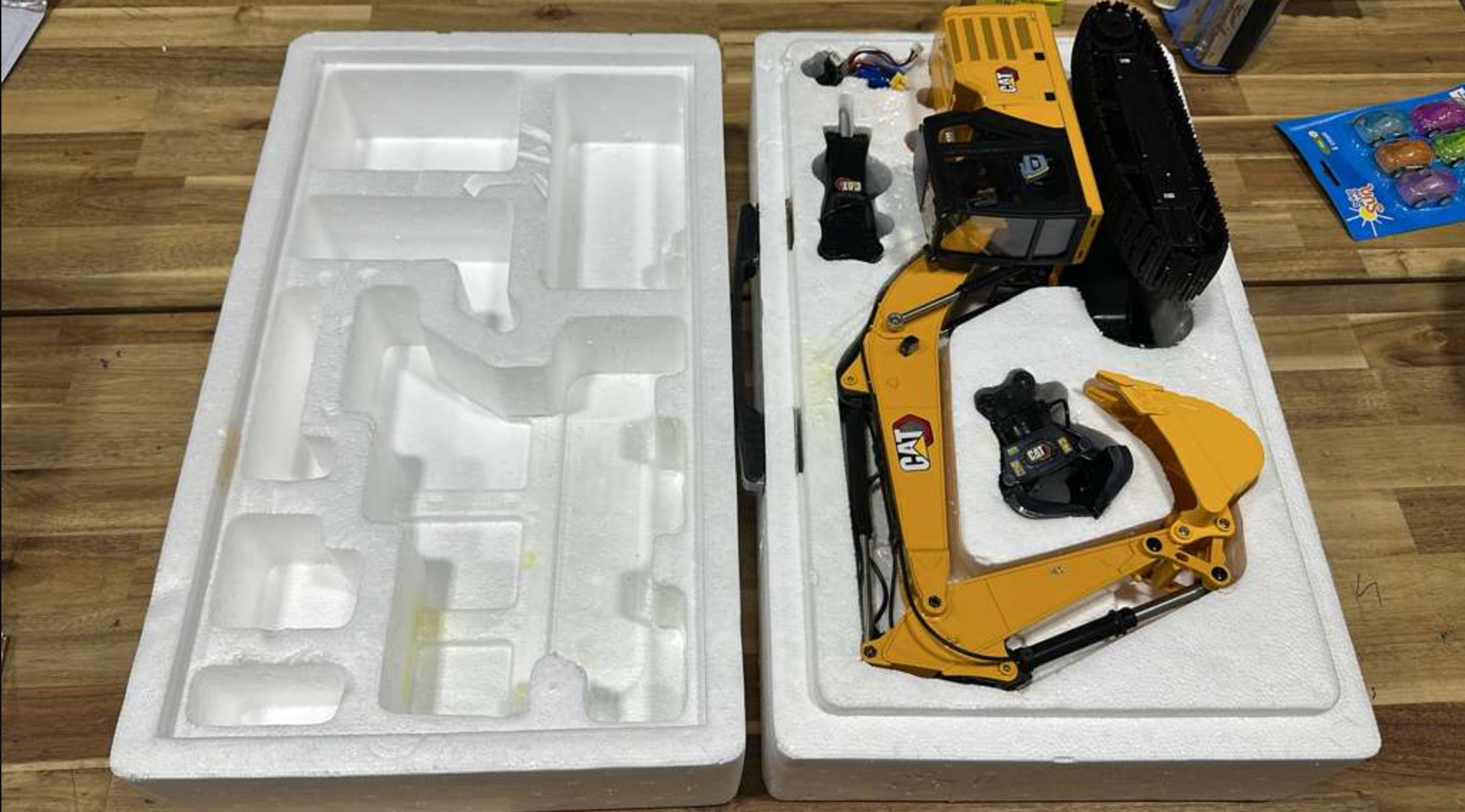 Diecast Masters 1:16 Cat® 320 Radio Control Excavator with 3 Attachments 28005 Diecast Model